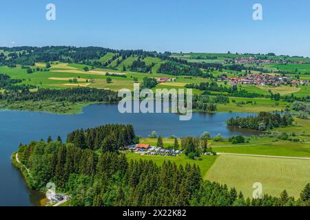 Sonniger Frühsommer am Allgäuer Alpenrand rund um den Grüntensee Ausblick auf das Allgäu am Grüntensee-Damm bei Oy-Mittelberg i Oy-Mittelberg Grüntens Stockfoto