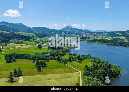 Sonniger Frühsommer am Allgäuer Alpenrand rund um den Grüntensee Ausblick auf das Allgäu am Grüntensee-Damm bei Oy-Mittelberg i Oy-Mittelberg Grüntens Stockfoto