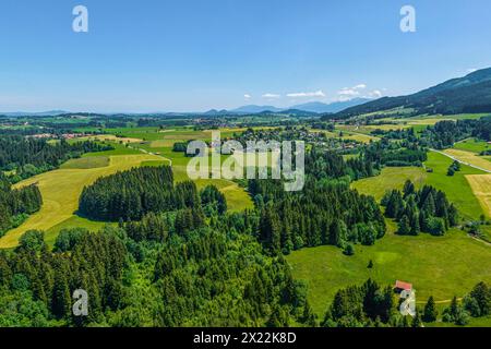 Sonniger Frühsommer am Allgäuer Alpenrand rund um den Grüntensee Ausblick auf das Allgäu am Grüntensee-Damm bei Oy-Mittelberg i Oy-Mittelberg Grüntens Stockfoto