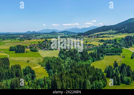 Sonniger Frühsommer am Allgäuer Alpenrand rund um den Grüntensee Ausblick auf das Allgäu am Grüntensee-Damm bei Oy-Mittelberg i Oy-Mittelberg Grüntens Stockfoto