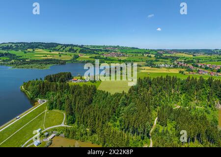 Sonniger Frühsommer am Allgäuer Alpenrand rund um den Grüntensee Ausblick auf das Allgäu am Grüntensee-Damm bei Oy-Mittelberg i Oy-Mittelberg Grüntens Stockfoto