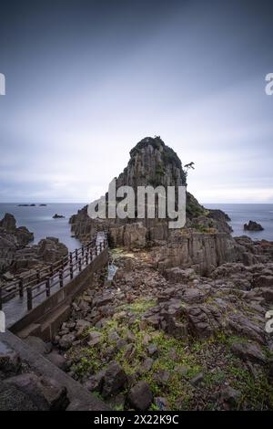 Klippen in Mikuni, Japan, alte Klippen am Meer, Hokoshima-Schrein, Sakai, Präfektur Fukui, Japan Stockfoto