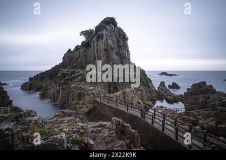 Klippen in Mikuni, Japan, alte Klippen am Meer, Hokoshima-Schrein, Sakai, Präfektur Fukui, Japan Stockfoto