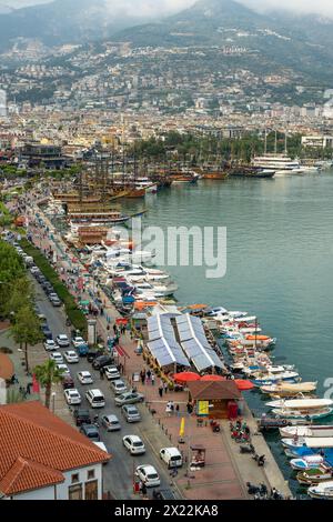 Blick auf den Yachthafen von Alanya und den Wanderweg, eines der touristischen Viertel von Antalya, vom Roten Turm aus Stockfoto