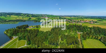 Sonniger Frühsommer am Allgäuer Alpenrand rund um den Grüntensee Ausblick auf das Allgäu am Grüntensee-Damm bei Oy-Mittelberg i Oy-Mittelberg Grüntens Stockfoto