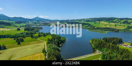 Sonniger Frühsommer am Allgäuer Alpenrand rund um den Grüntensee Ausblick auf das Allgäu am Grüntensee-Damm bei Oy-Mittelberg i Oy-Mittelberg Grüntens Stockfoto