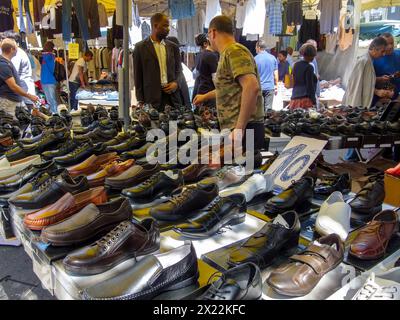 MONTREUIL (Paris), Frankreich, Medium Crowd People, Straßenszene, Frauen kaufen gebrauchte Vintage-Kleidung auf Flohmarkt, Vororten, Schuhen Stockfoto