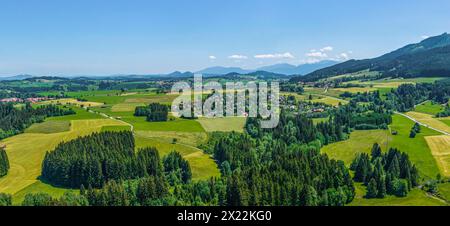 Sonniger Frühsommer am Allgäuer Alpenrand rund um den Grüntensee Ausblick auf das Allgäu am Grüntensee-Damm bei Oy-Mittelberg i Oy-Mittelberg Grüntens Stockfoto