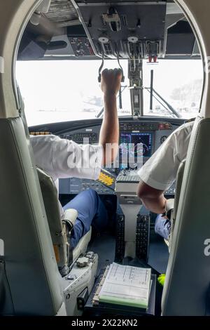 Cockpit eines DHC-6 Twin Otter Flugzeugs von Air Seychelles, Praslin Island, Seychellen Stockfoto