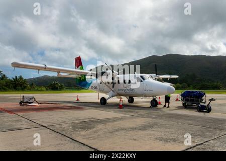 Air Seychelles Flugzeug (Viking DHC-6-400 Twin Otter) auf dem Flughafen Praslin Island, Seychellen Stockfoto