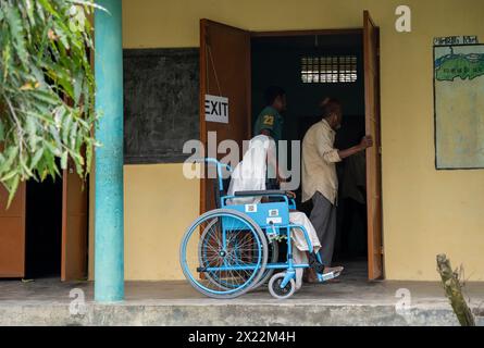 BOKAKHAT, INDIEN - 19. APRIL: Eine ältere Frau im Rollstuhl wartet in einem Wahlhaus an, um ihre Stimme während der ersten Phase der indischen Parlamentswahlen am 19. April 2024 in Bokakhat, Assam, Indien abzugeben. Fast eine Milliarde Indianer stimmen ab heute in sechswöchigen Parlamentswahlen für die Wahl einer neuen Regierung. Quelle: David Talukdar/Alamy Live News Stockfoto