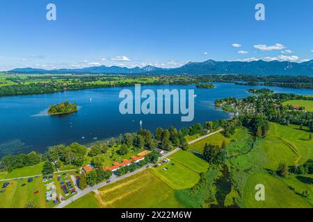 Ausblick auf den Staffelsee in Oberbayern südlich der Gemeinde Uffing die Region Uffing am Staffelsee an einem herrlichen Sommertag von Uffing am Staffelsee Stockfoto