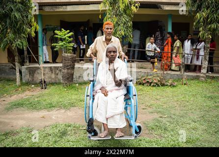 BOKAKHAT, INDIEN - 19. APRIL: Eine ältere Frau im Rollstuhl zeigt ihren markierten Finger, nachdem sie während der ersten Phase der indischen Parlamentswahlen am 19. April 2024 in Bokakhat, Assam, Indien, ihre Stimme abgegeben hatte. Fast eine Milliarde Indianer stimmen ab heute in sechswöchigen Parlamentswahlen für die Wahl einer neuen Regierung. Quelle: David Talukdar/Alamy Live News Stockfoto