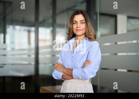 Geschäftsfrau mittleren Alters, die im Büro steht. Hochformat. Stockfoto