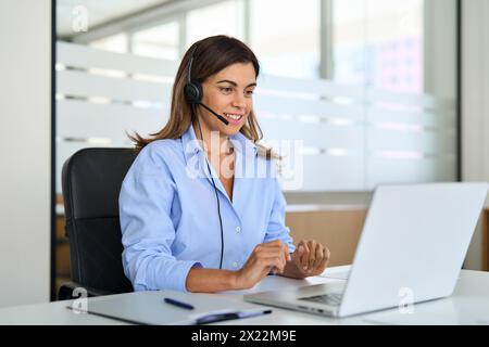Beschäftigte, reife Frau, professionelle Callcenter-Agentin, die im Büro arbeitet. Stockfoto