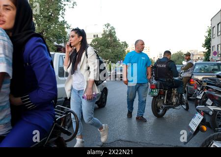 Ein iranisches Mädchen in Teheran, das sich dem obligatorischen Hijab widersetzt, indem es in der Öffentlichkeit ohne Tücher geht. Stockfoto