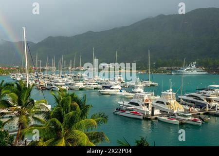 Blick auf Luxusyachten und Segelboote im Yachthafen Eden Island in Victoria, Mahé Island, Seychellen Stockfoto