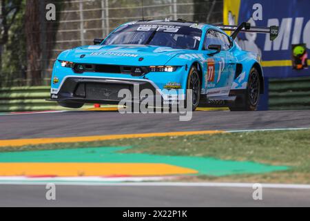 Imola, Italien, 19. April 2024, #77 Proton Competition (Deu) Ford Mustang GT3 (LMGT3) Ben Barker (GbR) / Ryan Hardwick (USA) / Zacharie Robichon (CAN) während der 6 Stunden von Imola, dem zweiten Rennen der FIA Langstrecken-Weltmeisterschaft 2024 (FIA WEC) auf der Autodromo Internazionale Enzo e Dino Ferrari vom 18. bis 21. April 2024 in Imola, Italien - Foto Bruno Vandevelop/MPS Agency Credit MPS Agency/Alamy Live News Stockfoto