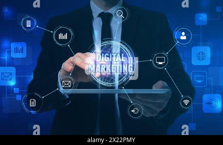 Digitales Marketing, Bannerdesign. Geschäftsmann mit Tablet mit virtuellem Bildschirm, Nahaufnahme. Schema mit Symbolen über dem Gerät Stockfoto