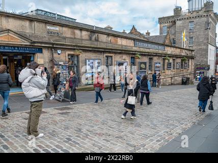 Touristen fotografieren auf Castle Hill auf der Royal Mile, Edinburgh, Schottland Stockfoto