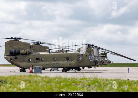 10. April 2024, Bayern, Ansbach: Drei Boeing-Vertol CH-47 Chinook-Transporthubschrauber der US-Armee parken auf dem Flugplatz des US-Militärflugplatzes Katterbach bei Ansbach. Foto: Daniel Karmann/dpa - ACHTUNG: Kennzeichennummern wurden aus rechtlichen Gründen pixeliert Stockfoto