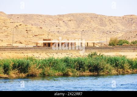 Ländlicher Bahnhof in der Nähe von Ramadi, am Ufer des Nils. Assuan Ägypten. Stockfoto