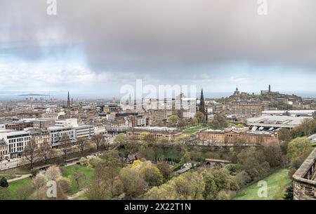 Blick auf die Skyline von Edinburgh einschließlich Carlton Hill, dem St. James Quarter Gebäude, mit Regenwolken über dem Firth of Forth in der Ferne Stockfoto