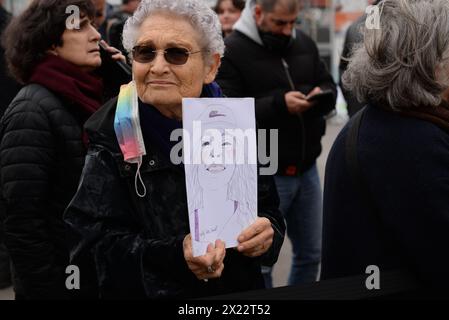 Comme tous les vendredis midi, une centaine de personnes dont des élus sont venus demander la libération des otages détenus par le hamas Stockfoto