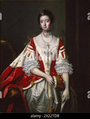 Frances, Gräfin von Dartmouth, 1756. Die Countess of Dartmouth trägt ein formelles Hofkleid mit einem tief ausgeschnittenen, mit Pelz besetzten, weißen Satinkleid, das mit einer Fülle von Diamantschmuck in Form von Mägen und langen und kurzen Ketten verziert ist. In ihrer rechten Hand hält sie ihre Krönung. Reynolds verwendet einen schlichten, dunklen Hintergrund, in dem wir die Rückseite und den Arm eines großen Stuhls auf der linken Seite und einen Teil eines architektonischen Elements auf der rechten Seite erkennen können. Die Gräfin&#x2019; zarte, sehr helle Haut ist in ihrem Ton vergleichbar mit dem Besatz ihres Kleides und ihrer Spitzenärmel, die fast die gleiche Farbe haben Stockfoto