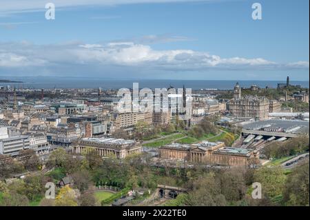 Blick auf die Skyline von Edinburgh einschließlich Carlton Hill, dem St. James Quarter Gebäude, mit Regenwolken über dem Firth of Forth in der Ferne, Edinburgh, Stockfoto