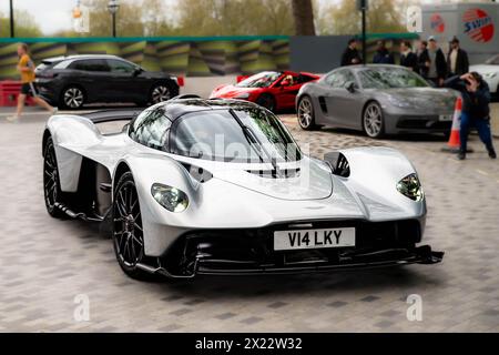 London, Großbritannien. April 2024. Rekordversammlung von Aston Martin Walküren im Salon Privé auf dem Gelände des Royal Hospital Chelsea. Bentleys, Jaguare, Frazer Nashes zu sehen. Die größte bekannte Versammlung von 14 Aston Martin Walküren ist der Höhepunkt des Vormittags. Quelle: Peter Hogan/Alamy Live News Stockfoto