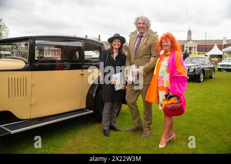 London, Großbritannien. April 2024. Rekordversammlung von Aston Martin Walküren im Salon Privé auf dem Gelände des Royal Hospital Chelsea. Bentleys, Jaguare, Frazer Nashes zu sehen. Die größte bekannte Versammlung von 14 Aston Martin Walküren ist der Höhepunkt des Vormittags. Quelle: Peter Hogan/Alamy Live News Stockfoto