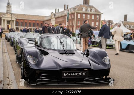 London, Großbritannien. April 2024. Rekordversammlung von Aston Martin Walküren im Salon Privé auf dem Gelände des Royal Hospital Chelsea. Bentleys, Jaguare, Frazer Nashes zu sehen. Die größte bekannte Versammlung von 14 Aston Martin Walküren ist der Höhepunkt des Vormittags. Quelle: Peter Hogan/Alamy Live News Stockfoto