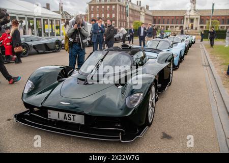 London, Großbritannien. April 2024. Rekordversammlung von Aston Martin Walküren im Salon Privé auf dem Gelände des Royal Hospital Chelsea. Bentleys, Jaguare, Frazer Nashes zu sehen. Die größte bekannte Versammlung von 14 Aston Martin Walküren ist der Höhepunkt des Vormittags. Quelle: Peter Hogan/Alamy Live News Stockfoto