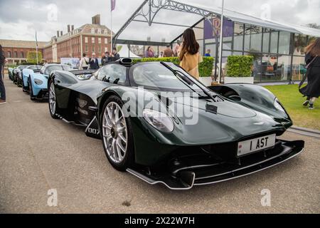London, Großbritannien. April 2024. Rekordversammlung von Aston Martin Walküren im Salon Privé auf dem Gelände des Royal Hospital Chelsea. Bentleys, Jaguare, Frazer Nashes zu sehen. Die größte bekannte Versammlung von 14 Aston Martin Walküren ist der Höhepunkt des Vormittags. Quelle: Peter Hogan/Alamy Live News Stockfoto