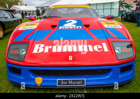 London, Großbritannien. April 2024. Rekordversammlung von Aston Martin Walküren im Salon Privé auf dem Gelände des Royal Hospital Chelsea. Bentleys, Jaguare, Frazer Nashes zu sehen. Die größte bekannte Versammlung von 14 Aston Martin Walküren ist der Höhepunkt des Vormittags. Quelle: Peter Hogan/Alamy Live News Stockfoto