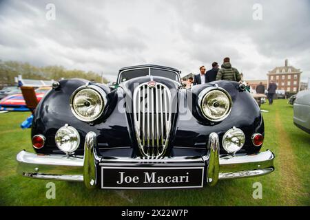 London, Großbritannien. April 2024. Rekordversammlung von Aston Martin Walküren im Salon Privé auf dem Gelände des Royal Hospital Chelsea. Bentleys, Jaguare, Frazer Nashes zu sehen. Die größte bekannte Versammlung von 14 Aston Martin Walküren ist der Höhepunkt des Vormittags. Quelle: Peter Hogan/Alamy Live News Stockfoto