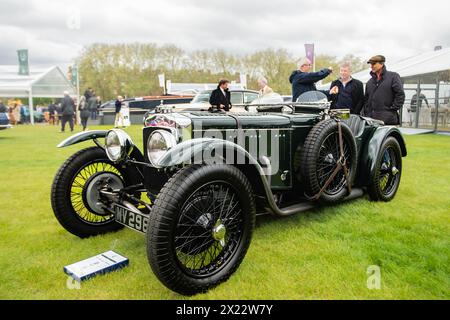 London, Großbritannien. April 2024. Rekordversammlung von Aston Martin Walküren im Salon Privé auf dem Gelände des Royal Hospital Chelsea. Bentleys, Jaguare, Frazer Nashes zu sehen. Die größte bekannte Versammlung von 14 Aston Martin Walküren ist der Höhepunkt des Vormittags. Quelle: Peter Hogan/Alamy Live News Stockfoto
