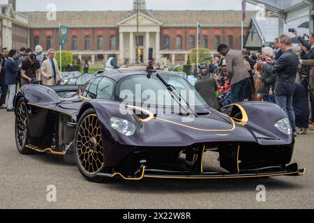 London, Großbritannien. April 2024. Rekordversammlung von Aston Martin Walküren im Salon Privé auf dem Gelände des Royal Hospital Chelsea. Bentleys, Jaguare, Frazer Nashes zu sehen. Die größte bekannte Versammlung von 14 Aston Martin Walküren ist der Höhepunkt des Vormittags. Quelle: Peter Hogan/Alamy Live News Stockfoto