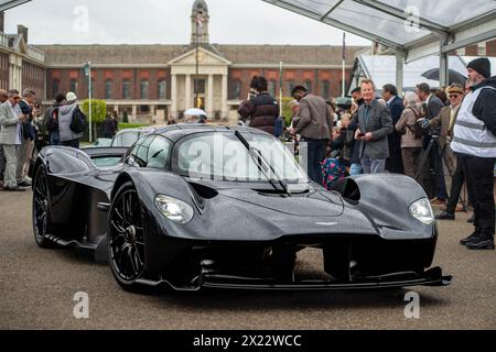 London, Großbritannien. April 2024. Rekordversammlung von Aston Martin Walküren im Salon Privé auf dem Gelände des Royal Hospital Chelsea. Bentleys, Jaguare, Frazer Nashes zu sehen. Die größte bekannte Versammlung von 14 Aston Martin Walküren ist der Höhepunkt des Vormittags. Quelle: Peter Hogan/Alamy Live News Stockfoto