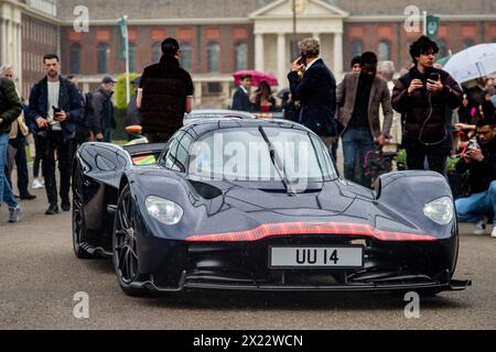 London, Großbritannien. April 2024. Rekordversammlung von Aston Martin Walküren im Salon Privé auf dem Gelände des Royal Hospital Chelsea. Bentleys, Jaguare, Frazer Nashes zu sehen. Die größte bekannte Versammlung von 14 Aston Martin Walküren ist der Höhepunkt des Vormittags. Quelle: Peter Hogan/Alamy Live News Stockfoto
