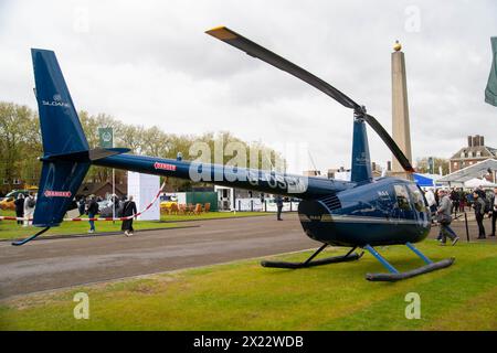 London, Großbritannien. April 2024. Rekordversammlung von Aston Martin Walküren im Salon Privé auf dem Gelände des Royal Hospital Chelsea. Bentleys, Jaguare, Frazer Nashes zu sehen. Die größte bekannte Versammlung von 14 Aston Martin Walküren ist der Höhepunkt des Vormittags. Quelle: Peter Hogan/Alamy Live News Stockfoto