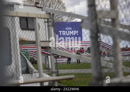 SCHNECKSVILLE, PENNSYLVANIA - 13. APRIL: Z großes elektronisches Schild zeigt die Botschaft an: 'Stimme Trump', während Anhänger des ehemaligen Präsidenten Trump am 13. April 2024 an einer Wahlkampfkundgebung in Schnecksville, Pennsylvania, teilnehmen. Trump und der demokratische Präsident Joe Biden sind bei den bevorstehenden Parlamentswahlen im November 2024 die Spitzenkandidaten für das Präsidentenamt. (Foto: Michael Nigro/SIPA USA) Stockfoto