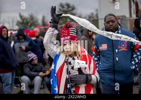 SCHNECKSVILLE, PENNSYLVANIA - 13. APRIL: Ein Unterstützer des ehemaligen Präsidenten Trump winkt eine Rolle Toilettenpapier mit einem Bild von Joe Bioden, während er an einer Wahlkampfkundgebung am 13. April 2024 in Schnecksville, Pennsylvania teilnimmt. Trump und der demokratische Präsident Joe Biden sind bei den bevorstehenden Parlamentswahlen im November 2024 die Spitzenkandidaten für das Präsidentenamt. (Foto: Michael Nigro/SIPA USA) Stockfoto