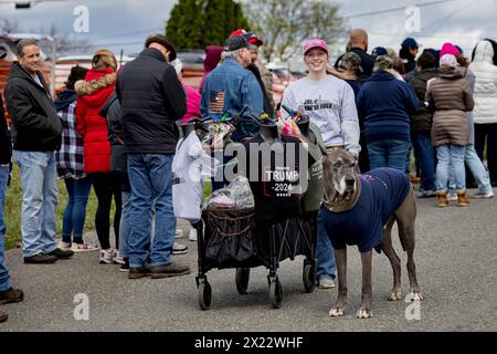 SCHNECKSVILLE, PENNSYLVANIA - 13. APRIL: Ein großer Hund spaziert neben einem Souvenir, während Anhänger des ehemaligen Präsidenten Trump am 13. April 2024 an einer Wahlkampfkundgebung in Schnecksville, Pennsylvania, teilnehmen. Trump und der demokratische Präsident Joe Biden sind bei den bevorstehenden Parlamentswahlen im November 2024 die Spitzenkandidaten für das Präsidentenamt. (Foto: Michael Nigro/SIPA USA) Stockfoto