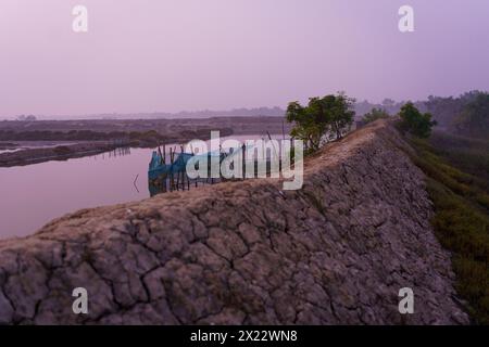 Böschungen und Fischereien in der Landschaft der indischen Sundarbans, dem größten Mangrovenwald der Welt. Unberührtes ländliches Habitat in den Landkreisen Stockfoto