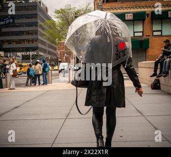 Frau mit ihrem „I Love NY“-Regenschirm in New York am Freitag, den 12. April 2024. (© Richard B. Levine) Stockfoto