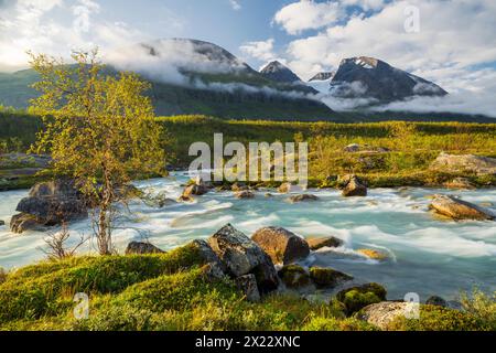 AKKA Bergmassiv, Fluss, Vuojatätno, Stora Sjöfallets Nationalpark, Lappland, Schweden, Europa Stockfoto