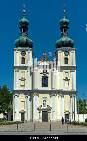 Doppelturmfassade der Marienkirche, römisch-katholische Wallfahrtskirche in Frauenkirchen, Seewinkel, Burgenland, Österreich Stockfoto