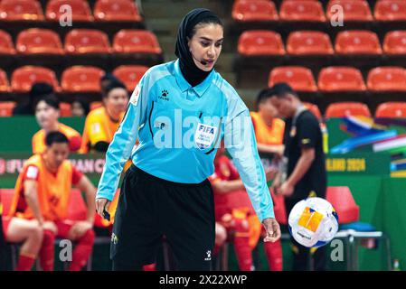 Bangkok, Thailand. April 2024. Schiedsrichter Gelareh Nazemideylami sah beim AFC Futsal Asian Cup 2024 Gruppenspiel zwischen China und Vietnam im Indoor Stadium Huamark in Bangkok. Endpunktzahl: China 0:1 Vietnam. Quelle: SOPA Images Limited/Alamy Live News Stockfoto